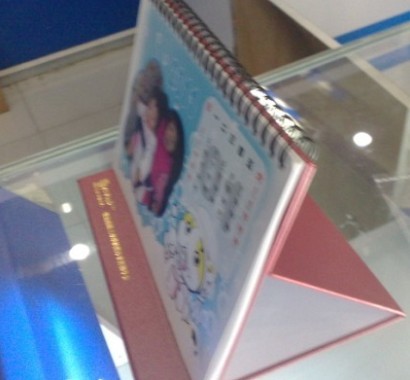 給大家看看個(gè)性臺(tái)歷的側(cè)面構(gòu)造，三角架結(jié)實(shí)