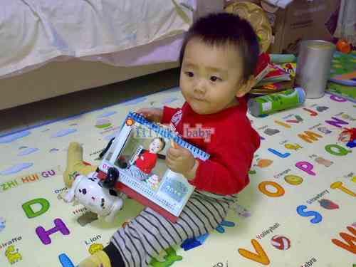 臺(tái)歷造型十分穩(wěn)固，不花哨