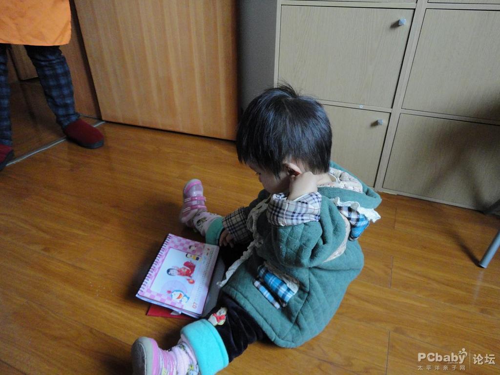 小瓜子和臺(tái)歷的合影留戀，樂得合不攏嘴