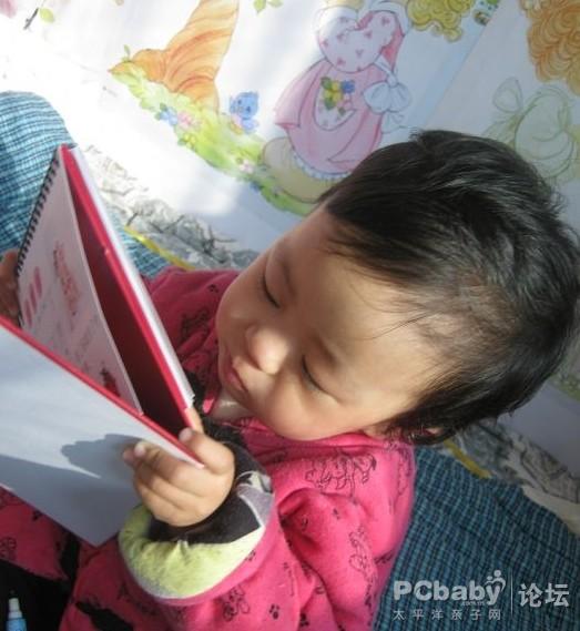 看得也倍兒認(rèn)真了，菲兒這是臺歷不是吃的，不用這么認(rèn)真