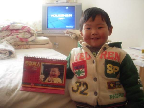 牛牛和臺(tái)歷的合影，很喜歡這個(gè)小東西哦