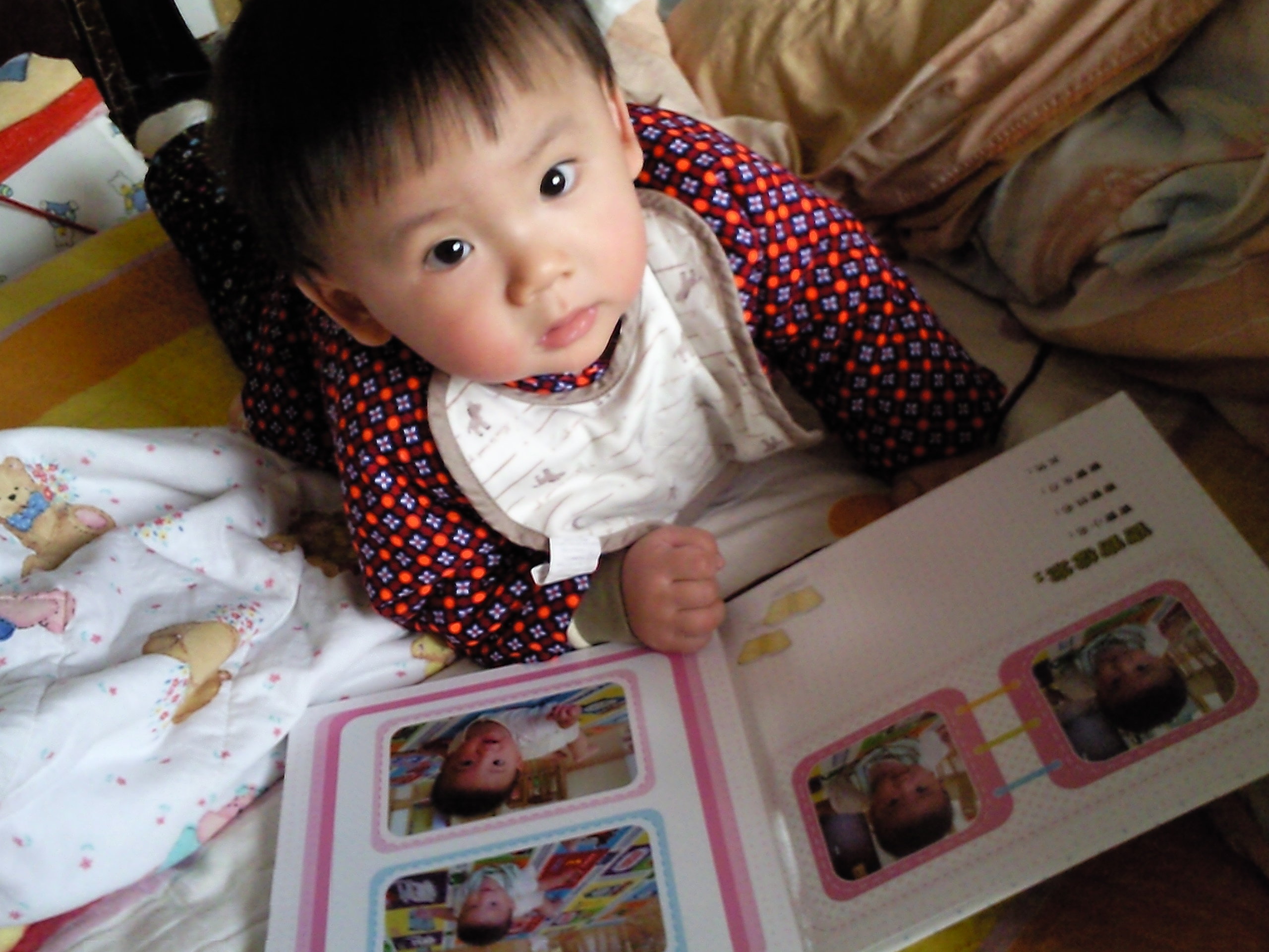 兒子你看什么呢，媽咪給你做了好東西，你要看的是照片書