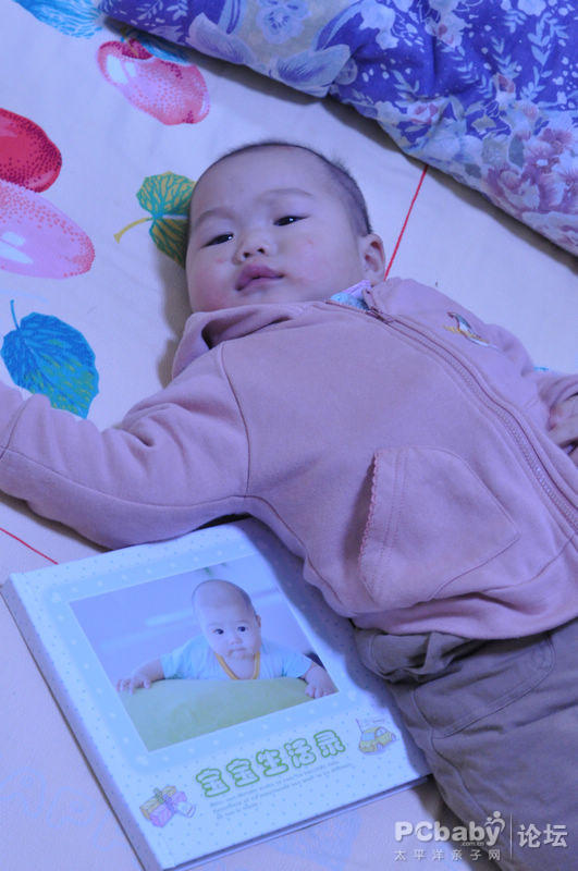 看看兒子和照片書的合照吧，這下你們就知道相冊有多大了