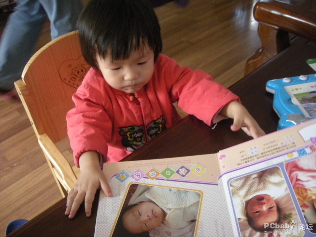 照片書記錄女兒成長的點(diǎn)滴，是我送給他將來的禮物