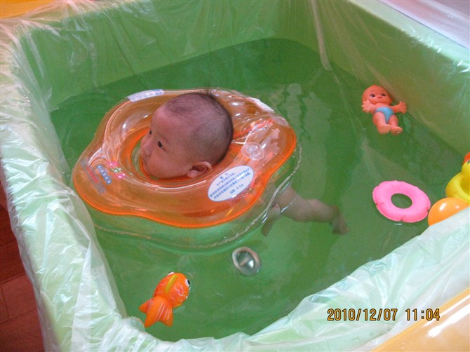 寶寶超級可愛的，游泳中